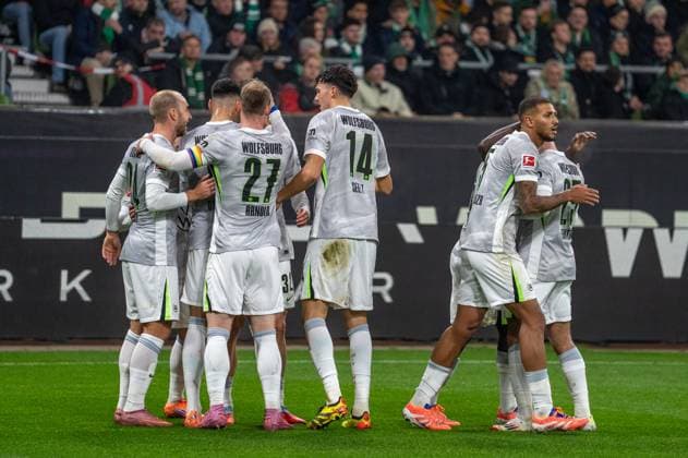Germany, Soccer, 1 Bundesliga, Matchday 10, 2025 2026, Werder Bremen VfL Wolfsburg on 07 11 in Bremen Weserstadion Goal celebration over the 0 1 by Mattias Svanberg VfL Wolfsburg 32 Adam Daghim VfL Wolfsburg 11 and Christian Eriksen VfL Wolfsburg 24 Aaron Zehnter VfL Wolfsburg 25 Mohammed Amoura VfL Wolfsburg 9 Jenson Seelt VfL Wolfsburg 14 Sael Kumbedi VfL Wolfsburg 26 Copyright: xSvenxHeidmannx