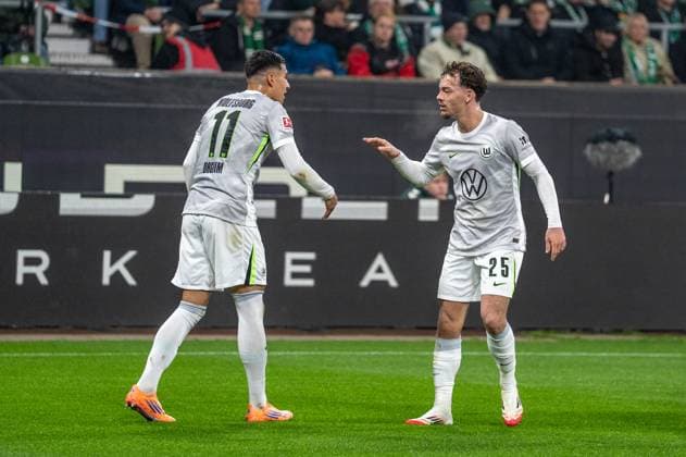 Germany, Soccer, 1 Bundesliga, Matchday 10, 2025 2026, Werder Bremen VfL Wolfsburg on 07 11 in Bremen Weserstadion Goal celebration over the 0 1 by Mattias Svanberg VfL Wolfsburg 32 Adam Daghim VfL Wolfsburg 11 and Christian Eriksen VfL Wolfsburg 24 Aaron Zehnter VfL Wolfsburg 25 Mohammed Amoura VfL Wolfsburg 9 Jenson Seelt VfL Wolfsburg 14 Sael Kumbedi VfL Wolfsburg 26 Copyright: xSvenxHeidmannx