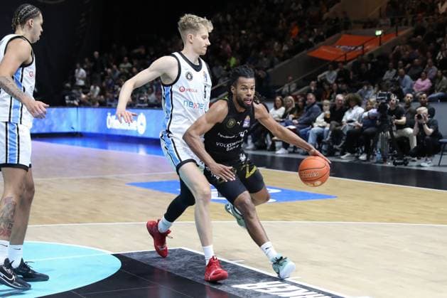 07 11 2025, xtgx, Basketball easyCredit BBL, Basketball Loewen Braunschweig Veolia Hamburg Towers emspor, v l Zsombor Maronka Hamburg, 5 , Chip Flanigan Braunschweig, 30 Braunschweig