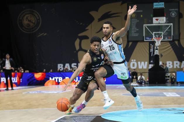 07 11 2025, xtgx, Basketball easyCredit BBL, Basketball Loewen Braunschweig Veolia Hamburg Towers emspor, v l Grant Sherfield Braunschweig, 25 , Kenneth Ogbe Hamburg, 25 duel, duel, fight, tackle Braunschweig