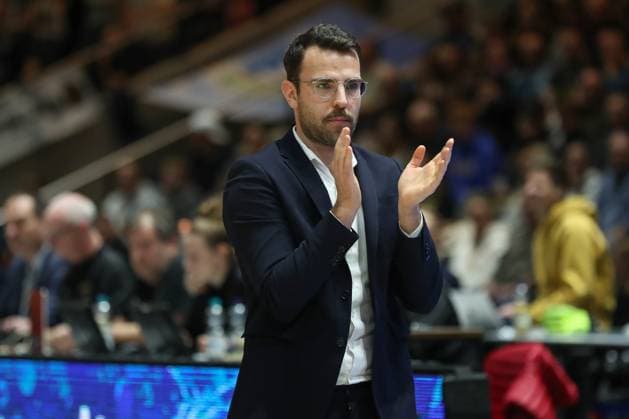 07 11 2025, xgox, Basketball easyCredit BBL, Basketball Loewen Braunschweig Veolia Hamburg Towers emspor, v l Benka Barloschky Hamburg, coach gives instructions, gesticulates with arms, gesticulate, gives instructions Braunschweig