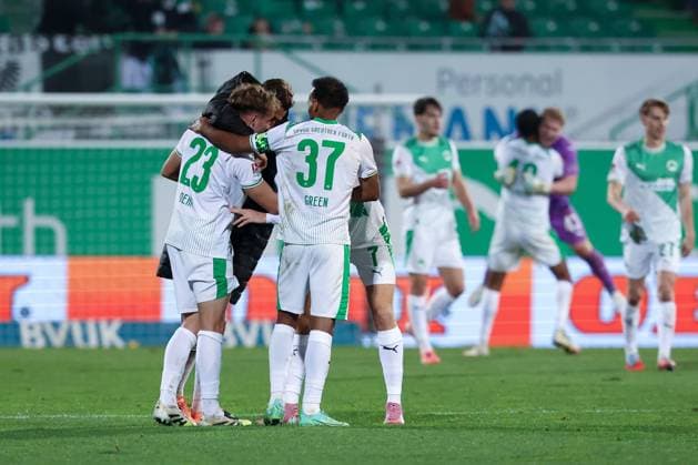 The team around goal scorer Jannik Dehm 23 Spvgg Greuther Fuerth , with Julian Green 37 Spvgg Greuther Fuerth , Branimir Hrgota 10 Spvgg Greuther Fuerth after the home win, SpVgg Greuther Fuerth vs SC Preussen Muenster, Football, Men, DFL, 2 Bundesliga, Season 2025 2026, Sportpark Ronhof Thomas Sommer, Matchday 12, 07 11 2025 Fuerth Bayern Germany Copyright: xkolbert-press MartinxAgüerax