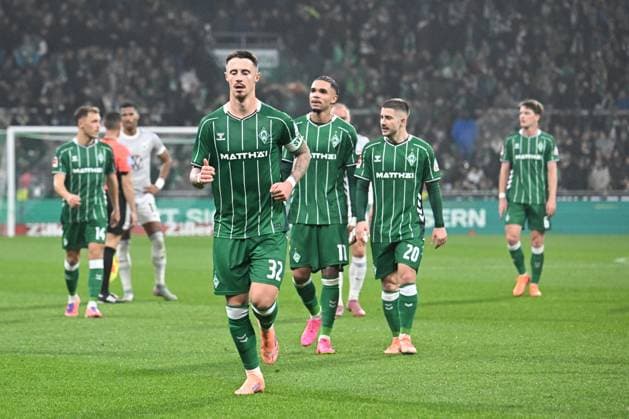 GER, 1 FBL, SV Werder Bremen vs VfL Wolfsburg 07 11 2025, wohninvest Weserstadion, Bremen, GER, 1 FBL, SV Werder Bremen vs VfL Wolfsburg in the picture picture shows half-time break 0 1 Marco Friedl SV Werder Bremen 32 Justin Njinmah SV Werder Bremen 11 Romano Schmid SV Werder Bremen 20 nordphotoxGmbHx xKokenge nph00001