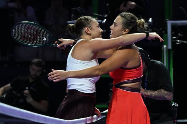 Aryna Sabalenka v Amanda Anisimova - 2025 WTA, Tennis Damen Finals RIYADH, SAUDI ARABIA - NOVEMBER 7: Amanda Anisimova (L) of the United States congratulates her opponent Aryna Sabalenka (R) her match victory after their semifinal on Day 7 of the 2025 WTA Finals, part of the Hologic WTA Tour, at King Saud University Indoor Arena in Riyadh, Saudi Arabia, on November 7, 2025. Artur Widak Anadolu Riyadh Saudi Arabia. Editorial use only. Please get in touch for any other usage.  Copyright: x2025xAnadoluxArturxWidakx