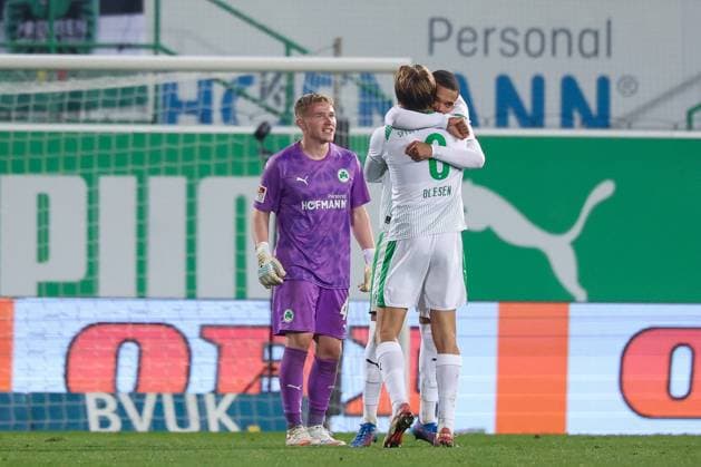 Silas Joel Pruefrock 43 Spvgg Greuther Fuerth , Mathias Olesen 8 Spvgg Greuther Fuerth and Maximilian Dietz 33 Spvgg Greuther Fuerth celebrate the home win, SpVgg Greuther Fuerth vs SC Preussen Muenster, Football, Men, DFL, 2 Bundesliga, Season 2025 2026, Sportpark Ronhof Thomas Sommer, Matchday 12, 07 11 2025 Fuerth Bayern Germany Copyright: xkolbert-press MartinxAgüerax