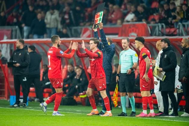 ENSCHEDE , 07 11-2025 , Stadium Grolsch Veste , season 2025 2026 , Dutch Eredivisie football , match between FC Twente and Telstar , picture shows player substitution of FC Twente player Marko Pjaca FC Twente player Daan Rots Twente - Telstar  x31907011x Copyright: