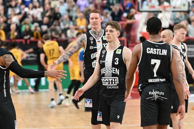 Robin Benzing Giessen 46ers, 12 , Aiden Warnholtz Giessen 46ers, 03 , Kyle Anthony Castlin Giessen 46ers, 07 Emotions GER, Tigers Tuebingen vs Giessen 46ers, Basketball, Men, Pro A, 2 Barmer Basketball Bundesliga, Season 2025 2026, 07 11 2025 GER, Tigers Tuebingen vs Giessen 46ers, Basketball, Men, Pro A, 2 Barmer Basketball Bundesliga, Season 2025 2026, 07 11 2025 Tuebingen Copyright: xEibner-Pressefoto NicolasxWoernx EP_NWN