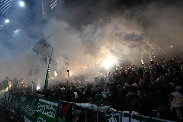 GER, 1 FBL, SV Werder Bremen vs VfL Wolfsburg 07 11 2025, wohninvest Weserstadion, Bremen, GER, 1 FBL, SV Werder Bremen vs VfL Wolfsburg in picture picture shows pyrotechnics fire bengalos smoke SV Werder Bremen on the scoreboard pyrotechnics ban nordphotoxGmbHx xKokenge nph00001