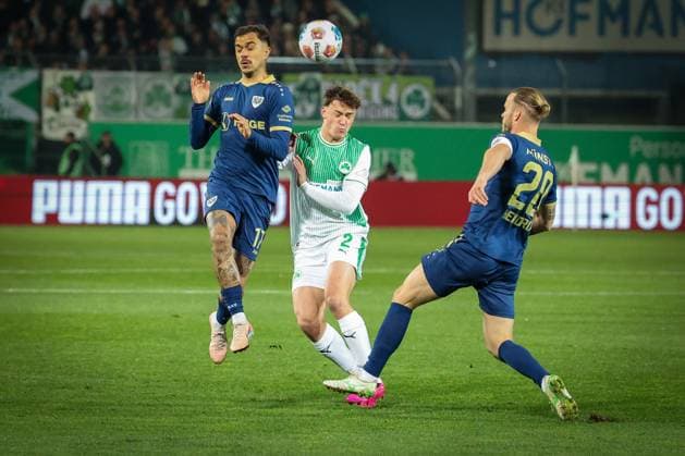 Lukas Reich 2 Spvgg Greuther Fuerth in duel with Oliver Batista Meier 17 SC Preussen Muenster 06 and Jorrit Hendrix 20 SC Preussen Muenster 06 , SpVgg Greuther Fuerth vs SC Preussen Muenster, Football, Men, DFL, 2 Bundesliga, Season 2025 2026, Sportpark Ronhof Thomas Sommer, Matchday 12, 07 11 2025 Fuerth Bayern Germany Copyright: xkolbert-press MartinxAgüerax