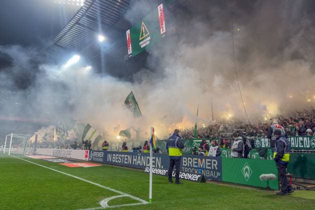 SV Werder Bremen fans burn pyrotechnics, flares, Bengalo, Bengalos, pyro, pyrotechnics, fireworks, fan block, Ultras, rioting, riots, THE DFL GUIDELINES PROHIBIT ANY USE OF PHOTOGRAPHS AS IMAGE SEQUENCES AND OR QUASI VIDEO DFL REGULATIONS PROHIBIT ANY USE OF PHOTOGRAPHS AS IMAGE SEQUENCES AND OR QUASI VIDEO , 07 11 2025, Bremen Germany , Football, Bundesliga, SV Werder Bremen VfL Wolfsburg xobx