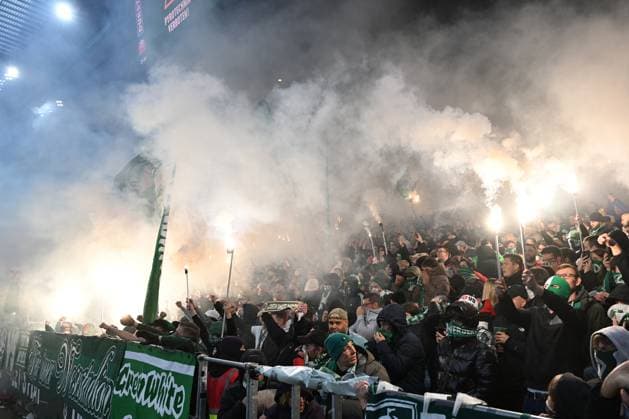 GER, 1 FBL, SV Werder Bremen vs VfL Wolfsburg 07 11 2025, wohninvest Weserstadion, Bremen, GER, 1 FBL, SV Werder Bremen vs VfL Wolfsburg in the picture picture shows pyrotechnics fire Bengalos smoke SV Werder Bremen on the scoreboard pyrotechnics prohibited nordphotoxGmbHx xKokenge nph00001