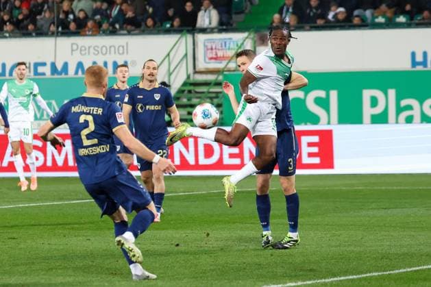 Noel Futkeu 9 Spvgg Greuther Fuerth in action against Paul Jaeckel 3 SC Preussen Muenster 06 , with Mikkel Kirkeskov 2 SC Preussen Muenster 06 , SpVgg Greuther Fuerth vs SC Preussen Muenster, Football, Men, DFL, 2 Bundesliga, Season 2025 2026, Sportpark Ronhof Thomas Sommer, Matchday 12, 07 11 2025 Fuerth Bayern Germany Copyright: xkolbert-press MartinxAgüerax