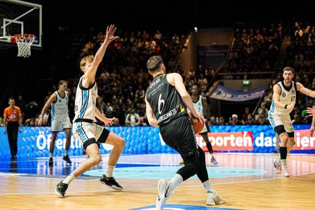 Basketball I Men I Bundesliga I Season 2025 2026 I Matchday 7 I Basketball Löwen Braunschweig Veolia Towers Hamburg I 07 11 2025 Ferdinand Zylka 6, Basketball Löwen Braunschweig v Jared Grey 8, Veolia Towers Hamburg Copyright: xLobeca Björn-OlexKehmx
