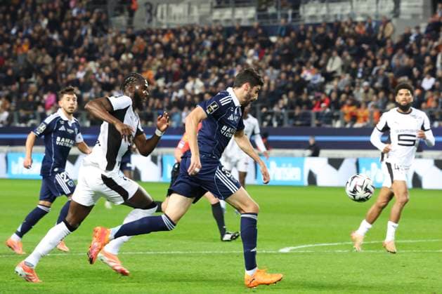 FOOTBALL : Paris FC Vs Rennes - Ligue 1 - 07 11 2025 Pierre Lees-Melou (Paris FC) Vs Lilian Brassier (Stade Rennais) ParisFrance  Copyright: xMichaelxBaucherx