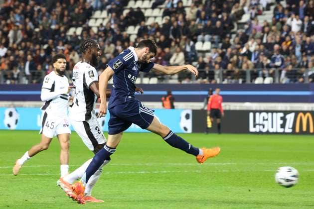 FOOTBALL : Paris FC Vs Rennes - Ligue 1 - 07 11 2025 Pierre Lees-Melou (Paris FC) Vs Lilian Brassier (Stade Rennais) ParisFrance  Copyright: xMichaelxBaucherx