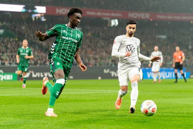 Karim Coulibaly SV Werder Bremen, 31 in duel, fight for the ball with Adam Daghim VfL Wolfsburg, 11 , GER, SV Werder Bremen vs VfL Wolfsburg, Football, Bundesliga, Matchday 10, Season 2025 2026, 07 11 2025 DFL REGULATES PROHIBIT ANY USE OF PHOTOGRAPHS AS IMAGE SEQUENCES AND OR QUASI VIDEO GER, SV Werder Bremen vs VfL Wolfsburg, Football, Bundesliga, Matchday 10, Season 2025 2026, 07 11 2025 Bremen Copyright: xEibner-Pressefoto MaxxVincenx EP_MVN
