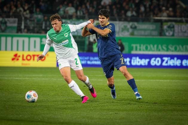 Lukas Reich 2 Spvgg Greuther Fuerth , left, in duel with Zidan Sertdemir 7 SC Preussen Muenster 06 , SpVgg Greuther Fuerth vs SC Preussen Muenster, Football, Men, DFL, 2 Bundesliga, Season 2025 2026, Sportpark Ronhof Thomas Sommer, Matchday 12, 07 11 2025 Fuerth Bayern Germany Copyright: xkolbert-press MartinxAgüerax