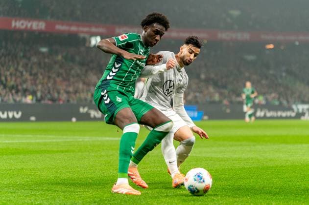 Karim Coulibaly SV Werder Bremen, 31 in duel, fight for the ball with Adam Daghim VfL Wolfsburg, 11 , GER, SV Werder Bremen vs VfL Wolfsburg, Football, Bundesliga, Matchday 10, Season 2025 2026, 07 11 2025 DFL REGULATES PROHIBIT ANY USE OF PHOTOGRAPHS AS IMAGE SEQUENCES AND OR QUASI VIDEO GER, SV Werder Bremen vs VfL Wolfsburg, Football, Bundesliga, Matchday 10, Season 2025 2026, 07 11 2025 Bremen Copyright: xEibner-Pressefoto MaxxVincenx EP_MVN