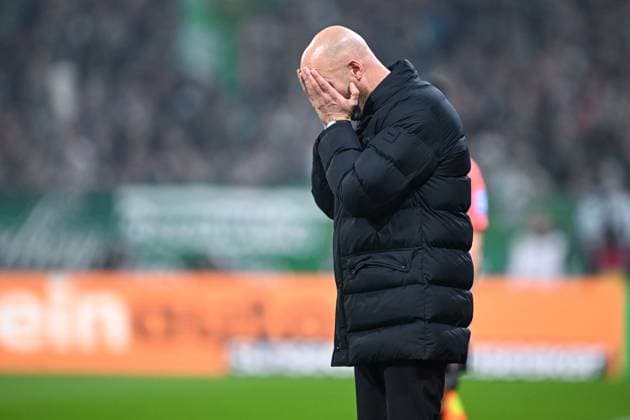 1 Bundesliga SV Werder Bremen VfL Wolfsburg on 07 11 2025 at Weserstadion in Bremen Coach Paul Simonis Wolfsburg dissatisfied, disappointed, disappointed, dejected MT