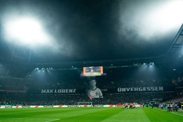 Choreo of the Werder Fans Ultras before kick-off, commemoration of Max Lorenz, GER, SV Werder Bremen vs VfL Wolfsburg, Football, Bundesliga, Matchday 10, Season 2025 2026, 07 11 2025 DFL REGULATES PROHIBIT ANY USE OF PHOTOGRAPHS AS IMAGE SEQUENCES AND OR QUASI VIDEO GER, SV Werder Bremen vs VfL Wolfsburg, Football, Bundesliga, Matchday 10, Season 2025 2026, 07 11 2025 Bremen Copyright: xEibner-Pressefoto MaxxVincenx EP_MVN