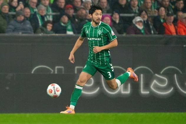 Yukinari Sugawara SV Werder Bremen, 03 on the ball, GER, SV Werder Bremen vs VfL Wolfsburg, Football, Bundesliga, Matchday 10, Season 2025 2026, 07 11 2025 DFL REGULATES PROHIBIT ANY USE OF PHOTOGRAPHS AS IMAGE SEQUENCES AND OR QUASI VIDEO GER, SV Werder Bremen vs VfL Wolfsburg, Football, Bundesliga, Matchday 10, Season 2025 2026, 07 11 2025 Bremen Copyright: xEibner-Pressefoto MaxxVincenx EP_MVN