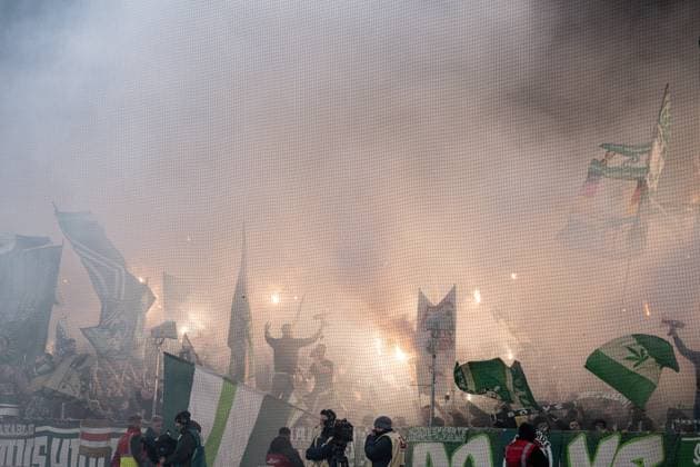 07 11 2025, Football, 1 Bundesliga, 10 Matchday Season 2025 2026, SV Werder Bremen VfL Wolfsburg, Pyrotechnics SV Werder Bremen, xRHR FOTO TKx Copyright: RHR-FOTOx RHR-FOTO TK