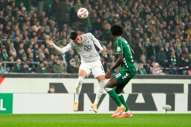 Adam Daghim VfL Wolfsburg, 11 header in front of Karim Coulibaly SV Werder Bremen, 31 , GER, SV Werder Bremen vs VfL Wolfsburg, Football, Bundesliga, Matchday 10, Season 2025 2026, 07 11 2025 DFL REGULATES PROHIBIT ANY USE OF PHOTOGRAPHS AS IMAGE SEQUENCES AND OR QUASI VIDEO GER, SV Werder Bremen vs VfL Wolfsburg, Football, Bundesliga, Matchday 10, Season 2025 2026, 07 11 2025 Bremen Copyright: xEibner-Pressefoto MaxxVincenx EP_MVN
