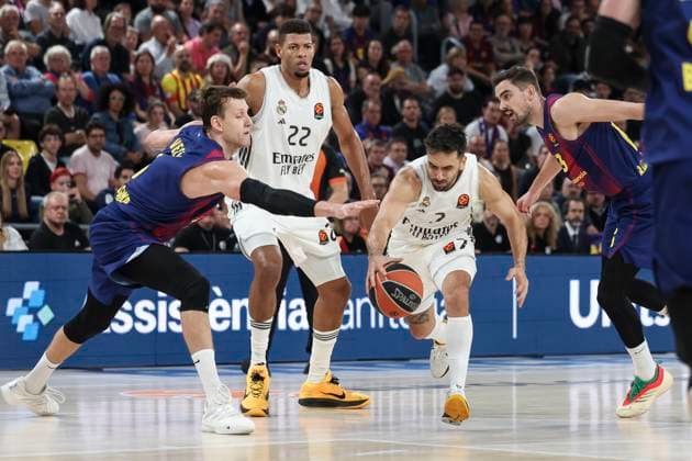 November 7, 2025, Barcelona, Barcelona, Spain: Facu Campazzo of Real Madrid and Jan Vesely of FC Barcelona, Barca compete for the ball during the EuroLeague Regular Season Round 9 match played between FC Barcelona and Real Madrid at Palau Blaugrana on November 07, 2025 in Barcelona, Spain. Barcelona Spain - ZUMAa181 20251107_zaa_a181_151 Copyright: xJavierxBorregox