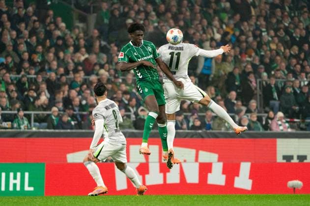 Karim Coulibaly SV Werder Bremen, 31 header duel aerial duel Adam Daghim VfL Wolfsburg, 11 , GER, SV Werder Bremen vs VfL Wolfsburg, Football, Bundesliga, Matchday 10, Season 2025 2026, 07 11 2025 DFL REGULATES PROHIBIT ANY USE OF PHOTOGRAPHS AS IMAGE SEQUENCES AND OR QUASI VIDEO GER, SV Werder Bremen vs VfL Wolfsburg, Football, Bundesliga, Matchday 10, Season 2025 2026, 07 11 2025 Bremen Copyright: xEibner-Pressefoto MaxxVincenx EP_MVN