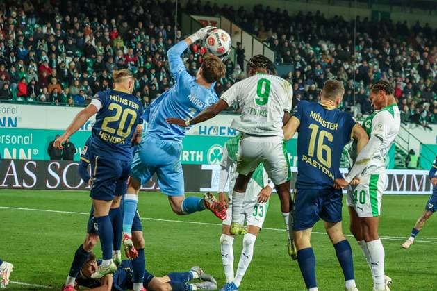 Johannes Schenk 1 SC Preussen Muenster 06 catches a ball in front of Noel Futkeu 9 Spvgg Greuther Fuerth , SpVgg Greuther Fuerth vs SC Preussen Muenster, Football, Men, DFL, 2 Bundesliga, Season 2025 2026, Sportpark Ronhof Thomas Sommer, Matchday 12, 07 11 2025 Fuerth Bayern Germany Copyright: xkolbert-press MartinxAgüerax