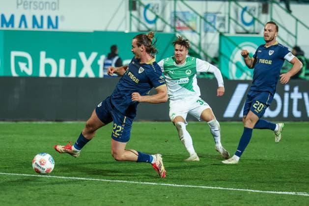 Felix Klaus 30 Spvgg Greuther Fuerth , center, with a shot that Jannis Heuer 22 SC Preussen Muenster 06 and Jorrit Hendrix 20 SC Preussen Muenster 06 cannot block, SpVgg Greuther Fuerth vs SC Preussen Muenster, Football, Men, DFL, 2 Bundesliga, Season 2025 2026, Sportpark Ronhof Thomas Sommer, Matchday 12, 07 11 2025 Fuerth Bayern Germany Copyright: xkolbert-press MartinxAgüerax
