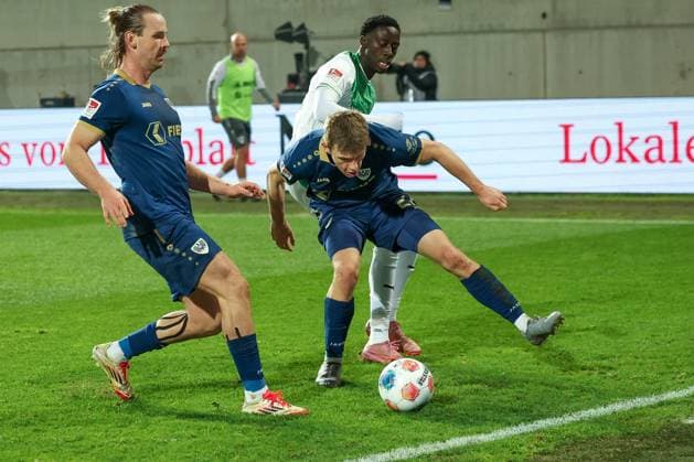 Omar Sillah 42 Spvgg Greuther Fuerth in action with Jannis Heuer 22 SC Preussen Muenster 06 and another Muenster player, SpVgg Greuther Fuerth vs SC Preussen Muenster, Football, Men, DFL, 2 Bundesliga, Season 2025 2026, Sportpark Ronhof Thomas Sommer, Matchday 12, 07 11 2025 Fuerth Bayern Germany Copyright: xkolbert-press MartinxAgüerax