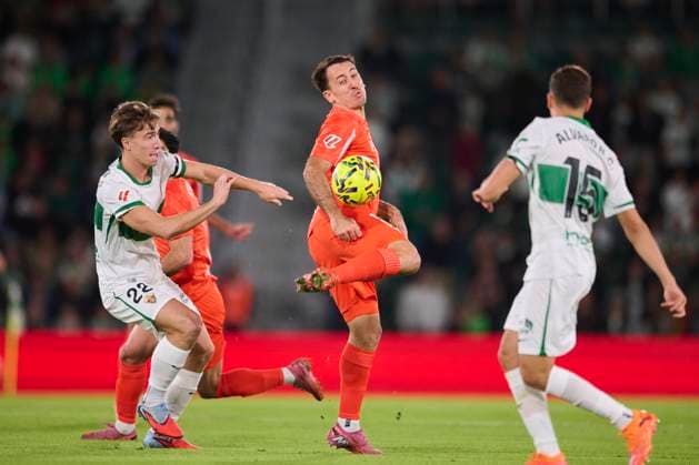 November 7, 2025, Elche, Alicante, Spain: Mikel Oyarzabal of Real Sociedad controls the ball during the Spanish League, LaLiga EA Sports, football match played between Elche CF and Real Sociedad at Estadio Manuel Martinez Valero on November 7, 2025 in Elche, Alicante, Spain. Elche Spain - ZUMAa181 20251107_zaa_a181_158 Copyright: xFranciscoxMaciax