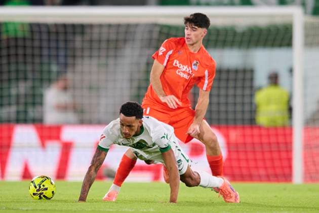 November 7, 2025, Elche, Alicante, Spain: Alvaro Rodriguez of Elche CF competes for the ball with Jon Martin of Real Sociedad during the Spanish League, LaLiga EA Sports, football match played between Elche CF and Real Sociedad at Estadio Manuel Martinez Valero on November 7, 2025 in Elche, Alicante, Spain. Elche Spain - ZUMAa181 20251107_zaa_a181_163 Copyright: xFranciscoxMaciax