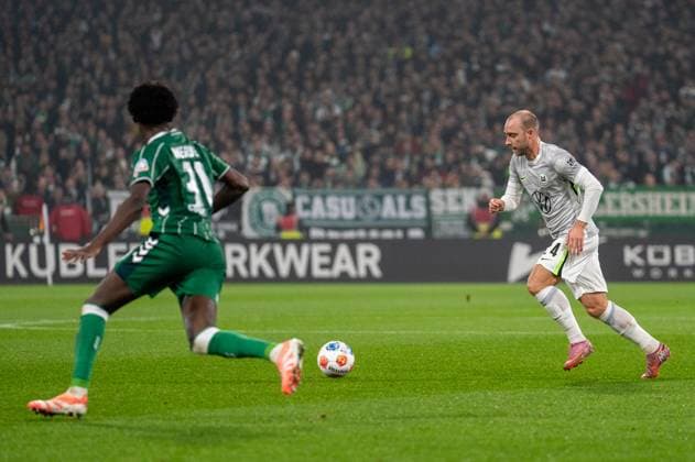 Germany, Soccer, 1 Bundesliga, Matchday 10, 2025 2026, Werder Bremen VfL Wolfsburg on 07 11 in Bremen Weserstadion Christian Eriksen VfL Wolfsburg 24 goes for a shot Karim Coulibaly Werder Bremen 31 tries to block Copyright: xSvenxHeidmannx