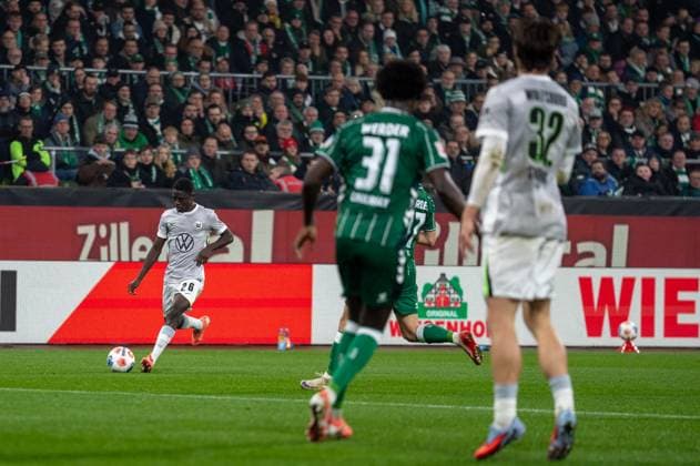 Germany, Soccer, 1 Bundesliga, Matchday 10, 2025 2026, Werder Bremen VfL Wolfsburg on 07 11 in Bremen Weserstadion Sael Kumbedi VfL Wolfsburg 26 Copyright: xSvenxHeidmannx