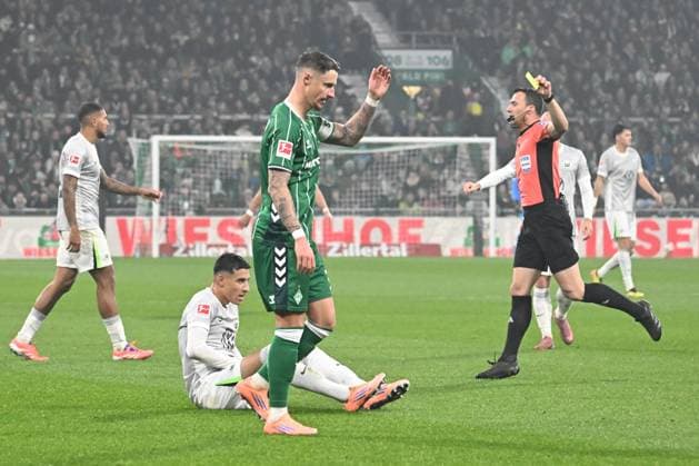 GER, 1 FBL, SV Werder Bremen vs VfL Wolfsburg 07 11 2025, wohninvest Weserstadion, Bremen, GER, 1 FBL, SV Werder Bremen vs VfL Wolfsburg in the picture picture shows yellow the yellow card Referee Felix Zwayer shows Marco Friedl SV Werder Bremen 32 the yellow card after his tactical foul on Adam Daghim VfL Wolfsburg 11 nordphotoxGmbHx xKokenge nph00001