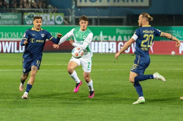 Lukas Reich 2 Spvgg Greuther Fuerth in duel with Oliver Batista Meier 17 SC Preussen Muenster 06 and Jorrit Hendrix 20 SC Preussen Muenster 06 , SpVgg Greuther Fuerth vs SC Preussen Muenster, Football, Men, DFL, 2 Bundesliga, Season 2025 2026, Sportpark Ronhof Thomas Sommer, Matchday 12, 07 11 2025 Fuerth Bayern Germany Copyright: xkolbert-press MartinxAgüerax