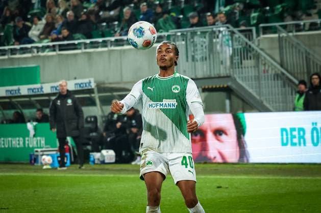 David Abrangao 40 Spvgg Greuther Fuerth in action, SpVgg Greuther Fuerth vs SC Preussen Muenster, Football, Men, DFL, 2 Bundesliga, Season 2025 2026, Sportpark Ronhof Thomas Sommer, Matchday 12, 07 11 2025 Fuerth Bayern Germany Copyright: xkolbert-press MartinxAgüerax