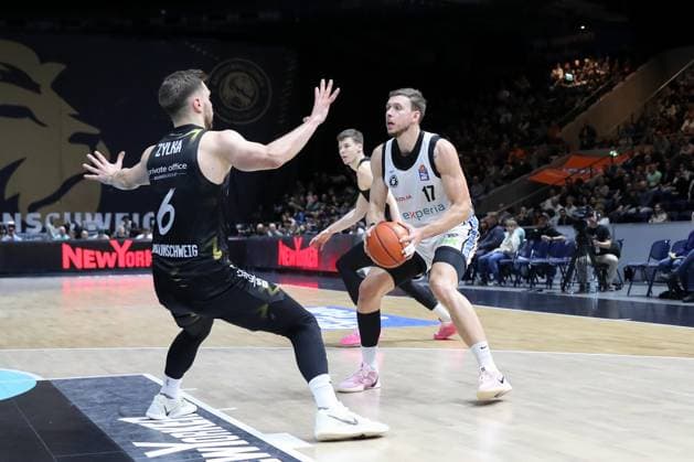 07 11 2025, xgox, Basketball easyCredit BBL, Basketball Loewen Braunschweig Veolia Hamburg Towers emspor, v l Ferdinand Zylka Braunschweig, 6 , Niklas Wimberg Hamburg, 17 Braunschweig