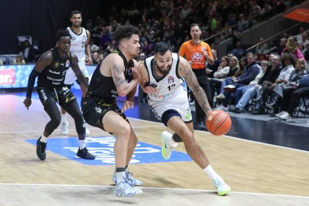 07 11 2025, xgox, Basketball easyCredit BBL, Basketball Loewen Braunschweig Veolia Hamburg Towers emspor, v l Jared Grey Hamburg, 8 , Barra Njie Braunschweig, 13 duel, duel, fight, tackle Braunschweig