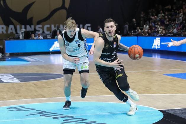 07 11 2025, xgox, Basketball easyCredit BBL, Basketball Loewen Braunschweig Veolia Hamburg Towers emspor, v l Jared Grey Hamburg, 8 , Ferdinand Zylka Braunschweig, 6 duel, duel, fight, tackle Braunschweig
