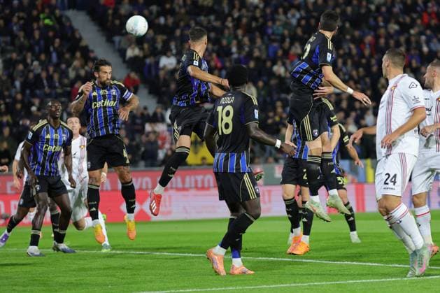 Pisa S.C. v U.S. Cremonese - Campionato Serie A Antonio Caracciolo of Pisa SC controls the ball during the Italian Serie A football match between Pisa S.C. and U.S. Cremonese ,on November 7 ,2025 at the Arena Garibaldi-Romeo Anconetani Stadium in Pisa. Pisa PI Italy  Copyright: xAndreaxMartinix originalFilename:martini-pisascvu251107_np3sX.jpg