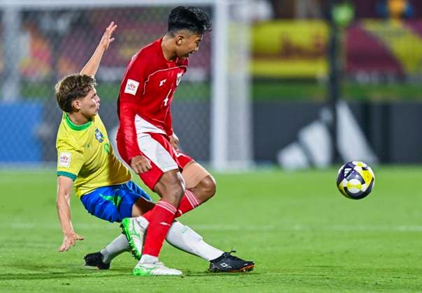 Brazil v Indonesia: Group H - FIFA U-17 World Cup Qatar 2025 Dell (L) of Brazil and Putu Panji of Indonesia in action during the FIFA U-17 World Cup Qatar 2025 Group E match between Brazil and Indonesia in Doha, Qatar, on November 7, 2025. DOHA Qatar Copyright: xNOUSHADx