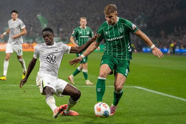 Germany, Soccer, 1 Bundesliga, Matchday 10, 2025 2026, Werder Bremen VfL Wolfsburg on 07 11 in Bremen Weserstadion Sael Kumbedi VfL Wolfsburg 26 and Keke Topp Werder Bremen 9 Copyright: xSvenxHeidmannx