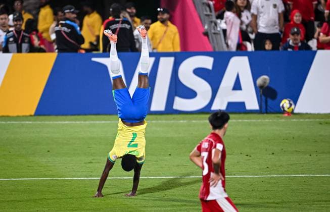 Football, Junior U 17 World Cup 2025 in Doha Qatar Preliminary round 07 11 2025 Group H Brazil Indonesia JUBEL Brazil Goalscorer to 4 0 Ruan Pablo with a somersault