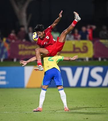 Football, Junior U 17 World Cup 2025 in Doha Qatar Preliminary round 07 11 2025 Group H Brazil Indonesia Evandra Florasta top, Indonesia flies over Angelo bottom, Brazil