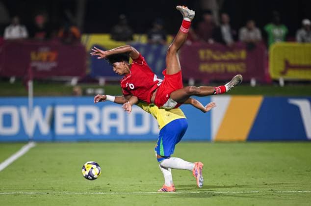 Football, Junior U 17 World Cup 2025 in Doha Qatar Preliminary round 07 11 2025 Group H Brazil Indonesia Evandra Florasta top, Indonesia flies over Angelo bottom, Brazil