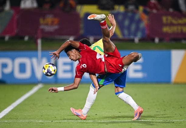Football, Junior U 17 World Cup 2025 in Doha Qatar Preliminary round 07 11 2025 Group H Brazil Indonesia Evandra Florasta top, Indonesia flies over Angelo bottom, Brazil