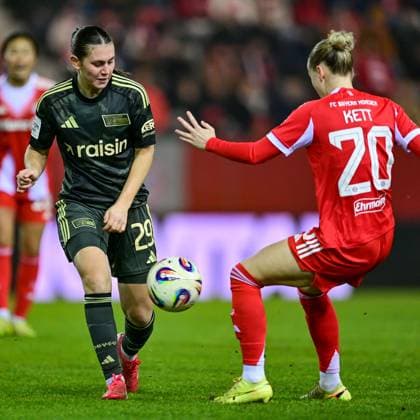 v li Antonia Halverkamps Union Berlin, 29 Franziska KETT FC Bayern Muenchen, FCB, 20 in duel, duel, tackle, dynamic, action, action, 07 11 2025, Munich Germany , Football, Google Pixel Women Bundesliga, FC Bayern München 1 FC Union Berlin, DFB DFL REGULATIONS PROHIBIT ANY USE OF PHOTOGRAPHS AS IMAGE SEQUENCES AND OR QUASI VIDEO xslx